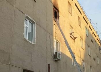Кызыл-Кыяда көп кабаттуу үйдөн өрт чыгып, 6 жаран куткарылды