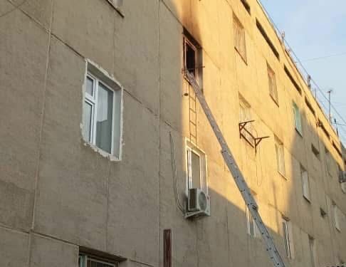 Кызыл-Кыяда көп кабаттуу үйдөн өрт чыгып, 6 жаран куткарылды
