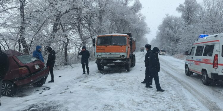 Чүйдө жеңил унаа менен жүк ташуучу унаа сүзүшүп, 2 адам көз жумду