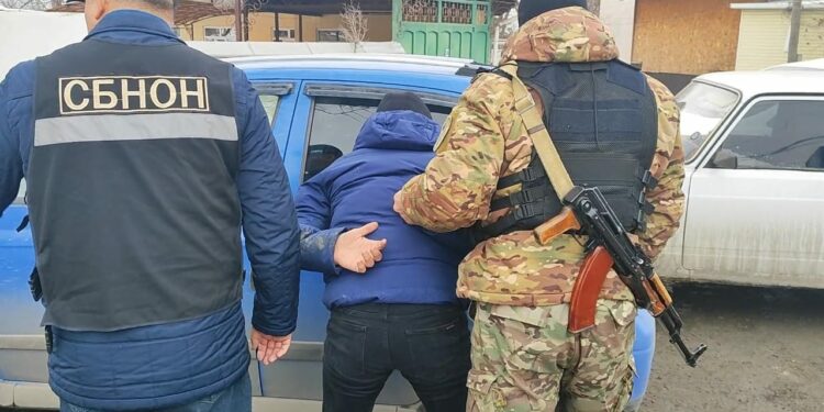 Ошто баңгизат сатып жүргөн делген топ кармалды (видео)