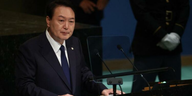 Түштүк Кореянын президентин камакка алуу ордери берилди