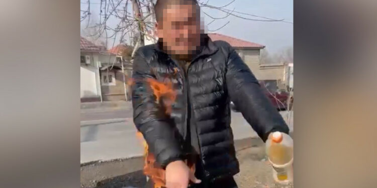 Башкы прокуратуранын жанында эркек киши өзүнө өрт койду