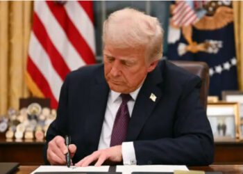 Трамп мыйзамсыз мигранттарга АКШнын Мексика менен чектешкен жеринен өтүүгө тыюу салды