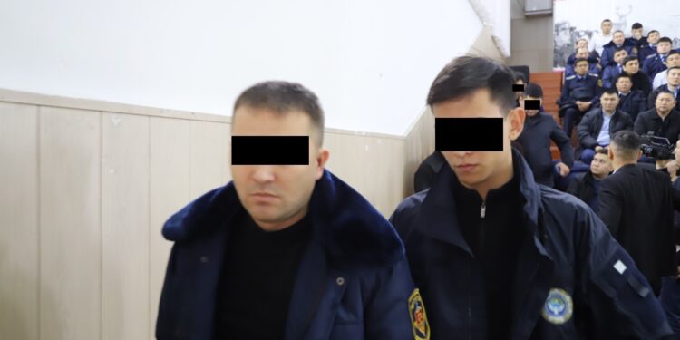 Опузалап акча талап кылууга шектелип сот аткаруучулар камалды