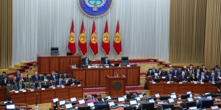 Фамилия тандоо мүмкүнчүлүгүн кеңейтүүгө багытталган мыйзам долбоору үчүнчү окууда кабыл алынды