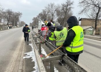 Бишкекте жолдор, аялдамалар жуулуп баштады
