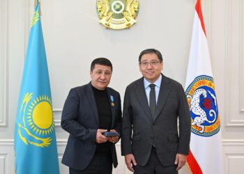 Алматыдагы аэропортто кызды куткарып калган жаран сыйланды