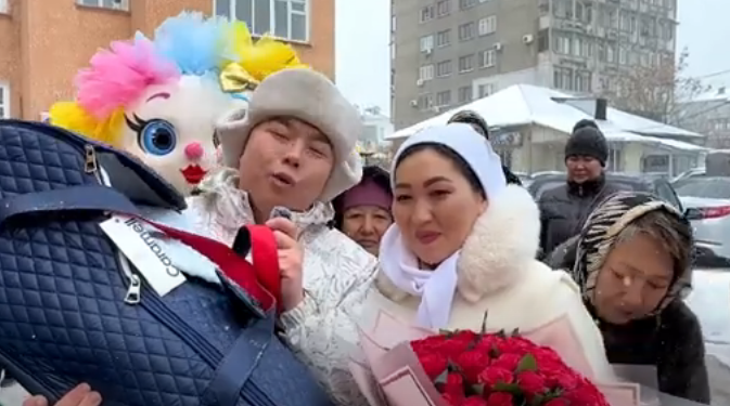 «Кыргыз элинин уулу болсун». Ырчы Азиз Батыров жубайын төрөтканадан чыгарды (видео)