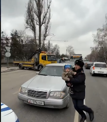 Жол тескөөчүлөрдүн эне-балага жардам көрсөткөн видеосу