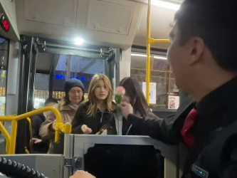 Автобус айдоочусу айымдарга гүл сунду (видео)