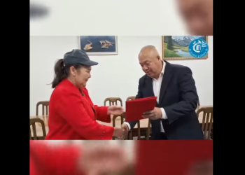 «Ош базардагы» аялдаманы көзөмөлдөгөн келинге Ардак грамота тапшырылды