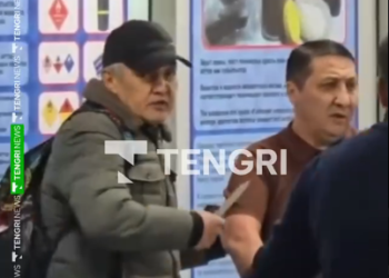 Алматыдагы аэропорттун кызматкерин барымтага алган кишинин колунан бычак жулуп алган учур