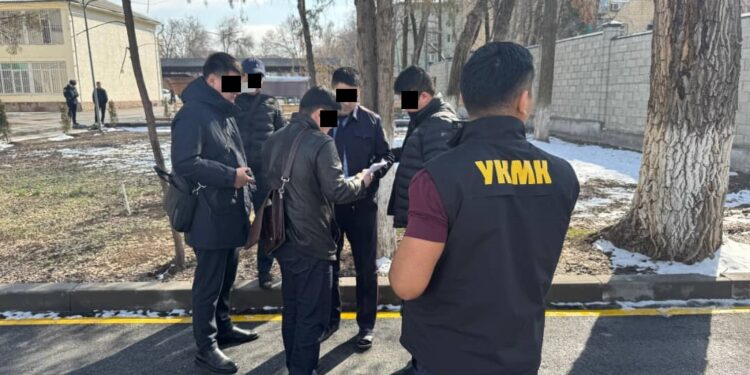 Бишкекте тергөөчү пара алып жаткан жеринен кармалды (видео)