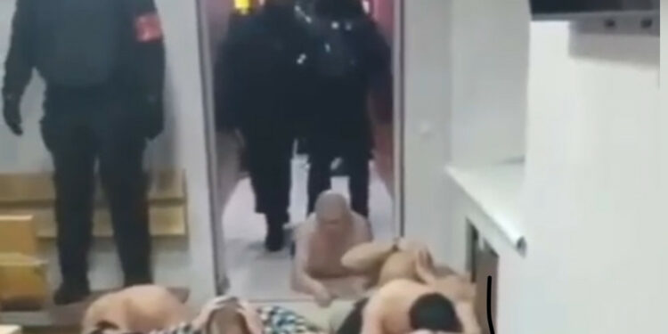 Москвада полиция мончодогу кыргызстандыктарды жөрмөлөткөн видео тарады. ТИМ эмне дейт?