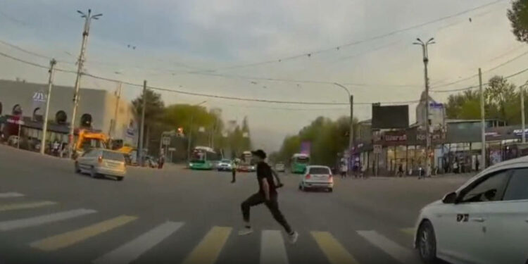 Жолго чуркап чыккан жигит унаа алдында калып кала жаздады (видео)