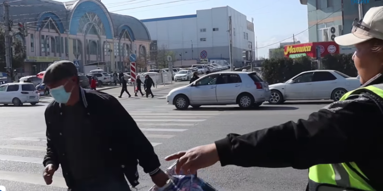 «Кичинекей бала эмессиңер да». «Ош базарда» жөө жүргүнчүлөр да тартипке чакырылды (видео)