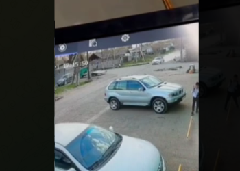 Окуучуну сүзүп кете жаздаган айдоочунун видеосу тарады