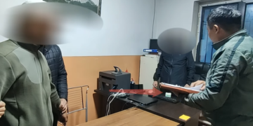 «Сүйлөшүп берип коюңузчу». Ошто ыплас аракеттерди жасоого шектүү пара берип жаткан жеринен кармалды