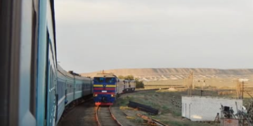 Казакстанда аял поездде көз жарып, ымыркайды терезеден ыргытып жиберген
