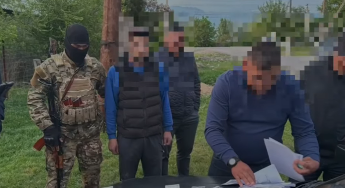 Чүйдө 23 жаштагы жигитти ур-токмокко алып, акча талап кылган шектүү кармалды
