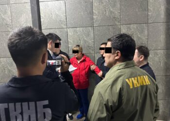 Ошто каза болгон жарандын жакындарынан акча опузалоого шектелген аял кармалды