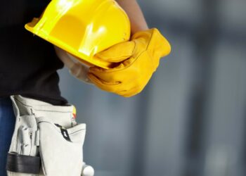 Бишкекте курулуштагы кырсыкка жол берүүгө шек саналып эки адам кармалды
