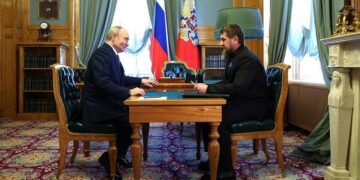 Путин отставка сурап жаткан Чеченстандын башчысы Рамзан Кадыров менен жолукту