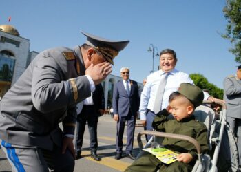 Балдарды өзгөчө жакшы көргөн Ташиевден жүрөк жылыткан көз ирмем
