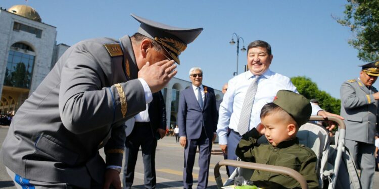 Балдарды өзгөчө жакшы көргөн Ташиевден жүрөк жылыткан көз ирмем