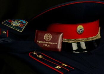 Бишкекте айдоочудан акча опузалап алган милиция кызматкерлери кармалды