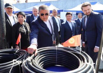 Камчыбек Ташиев мурда машина курган заводдун аймагында болду
