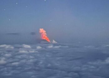 Камчаткада жер титирөөдөн кийин жанар тоо атыла баштады (видео)