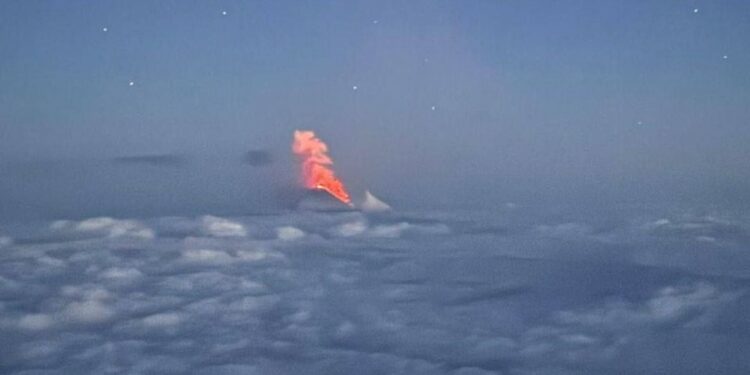 Камчаткада жер титирөөдөн кийин жанар тоо атыла баштады (видео)