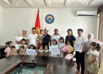 Оштун мэри үч эмдери бар дагы 3 үй-бүлөгө батир белек кылды