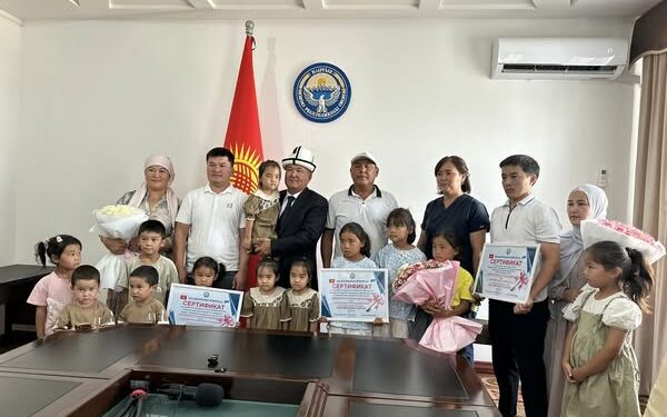 Оштун мэри үч эмдери бар дагы 3 үй-бүлөгө батир белек кылды