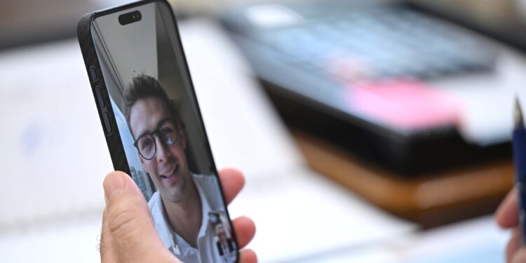 Министрлер кабинетинин төрагасы Денис Петрашов менен сүйлөштү