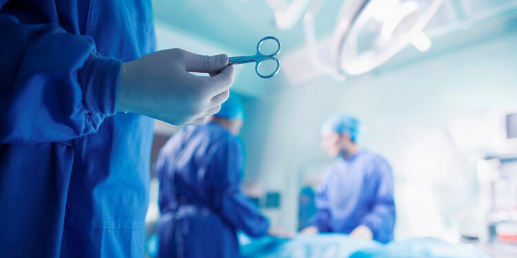 Казакстанда терезеден балдарын түртүп, өзү секирген келин. 1,5 жаштагы баланын бөйрөгү алынды