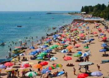 Ысык-Көлдө күн чатырларды коюп иштеген жарандар ижара баасын күнүнө 200 сомдон ашырбайт