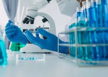 Окумуштуулар COVID-19 пандемиясы адамдардын мээсин тез картайтканын аныкташты