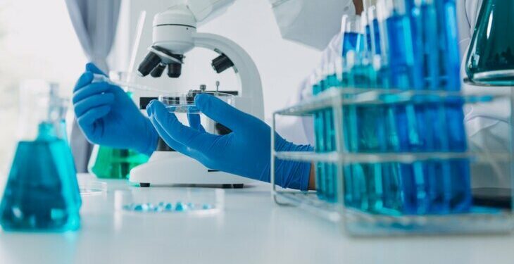 Окумуштуулар COVID-19 пандемиясы адамдардын мээсин тез картайтканын аныкташты