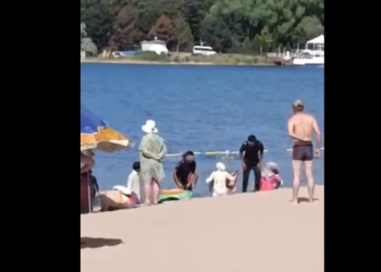 Жалал-Абаддан Ысык-Көлгө ата-энелери менен келген кичинекей кыздар чөгүп кете жаздашты (видео)