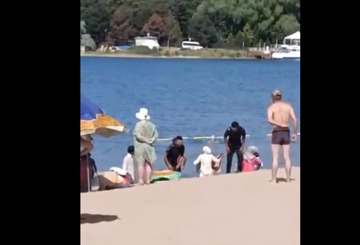 Жалал-Абаддан Ысык-Көлгө ата-энелери менен келген кичинекей кыздар чөгүп кете жаздашты (видео)