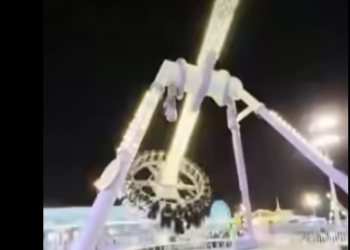 Сауд Арабияда аттракцион ичиндеги адамдары менен кулады (видео)
