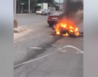 Бишкектеги жол кырсыкта мотоцикл өрттөнүп кетти (видео)