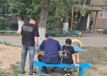 «Мурда да секирген». Казакстанда аял терезеден балдарын түртүп жиберип, өзү да бой таштаган