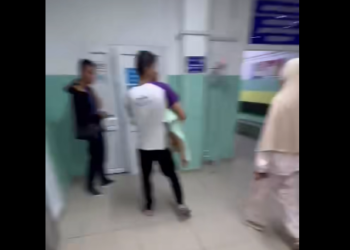 Жол тескөөчүлөр чыркырап ыйлап, ооруган баланы ооруканага жеткиришти