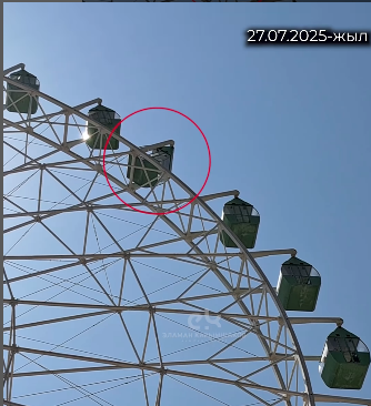 Бостеридеги «шайтан дөңгөлөктөн» 3 адам кулап түшө жаздаган видео тарады