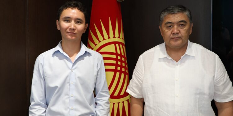 Камчыбек Ташиев Кембридж университетине окууга өткөн Ногойбаевге каржылык колдоо көрсөттү