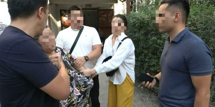 Оштогу мектеп-гимназиянын завучу 10 миң сом алып жаткан жеринен кармалды