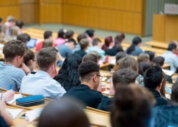 Бишкектеги студенттер 15-сентябрга чейин онлайн окушат. Чечим медик-студенттерге тиешелүү эмес